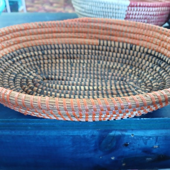 Woven baskets (5),new condition except 1 w/lid is very used condition - Picture 3 of 5